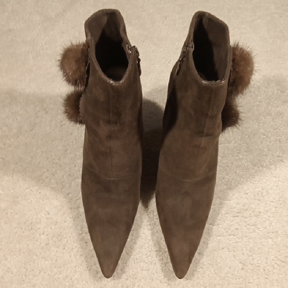 JAROLINI  suede Boots w Mink ball Puffs